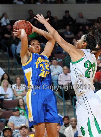 Thumbnail 1 in Bishop Amat vs. St. Mary's (CIF State D3 Final) photogallery.