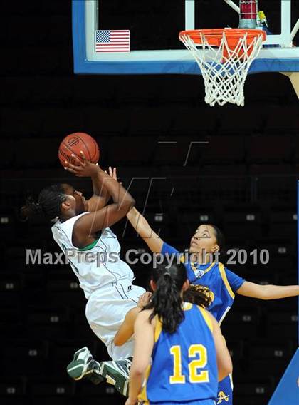 Thumbnail 3 in Bishop Amat vs. St. Mary's (CIF State D3 Final) photogallery.