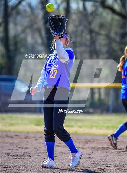 Thumbnail 3 in Yellville-Summit vs Bergman (Big Cat Classic) photogallery.