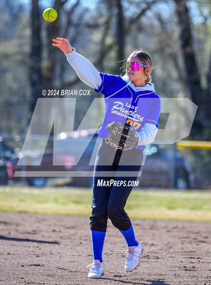 Thumbnail 3 in Yellville-Summit vs Bergman (Big Cat Classic) photogallery.