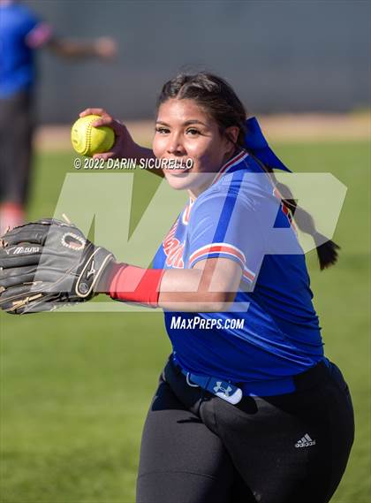 Thumbnail 2 in Cactus vs. Holbrook (Dobson/Westwood Invitational) photogallery.