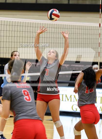Thumbnail 3 in Lee vs Johnson photogallery.