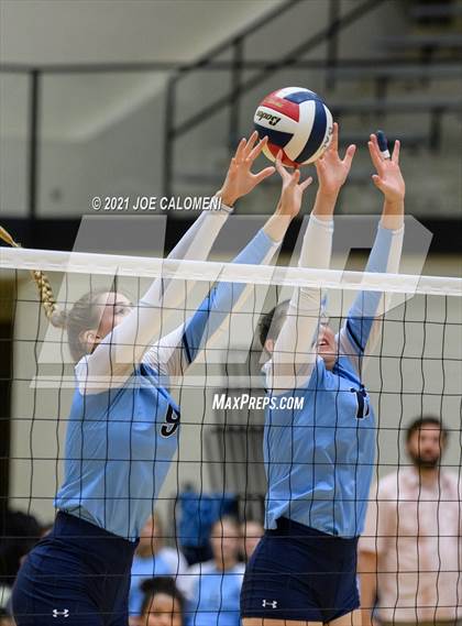 Thumbnail 3 in Lee vs Johnson photogallery.