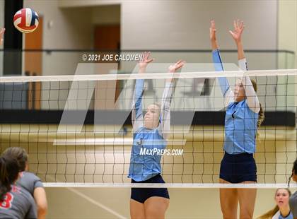 Thumbnail 2 in Lee vs Johnson photogallery.