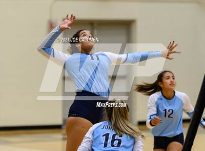 Thumbnail 2 in Lee vs Johnson photogallery.
