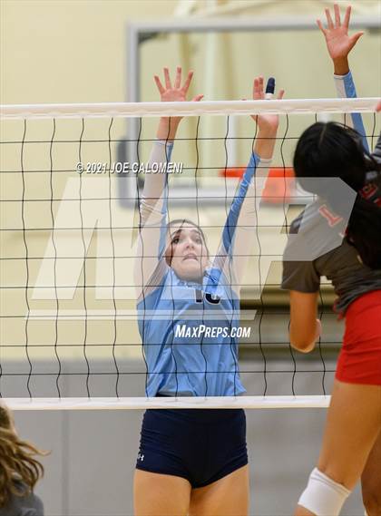 Thumbnail 3 in Lee vs Johnson photogallery.