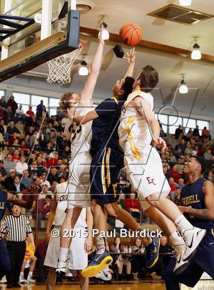 Thumbnail 3 in Farrell vs. Elk County Catholic (PIAA Class A Second Round) photogallery.