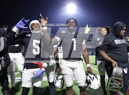 Thumbnail 2 in Iowa Colony vs. Randle (UIL 5A D2 Football Quarterfinal) photogallery.