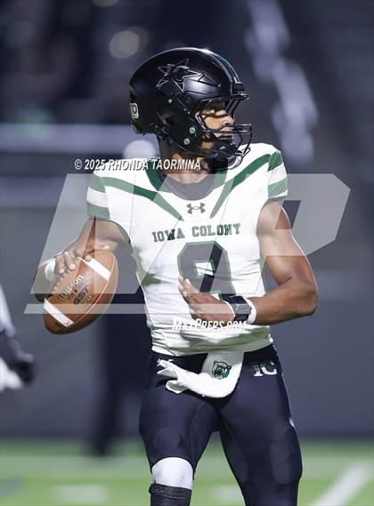 Thumbnail 1 in Iowa Colony vs. Randle (UIL 5A D2 Football Quarterfinal) photogallery.