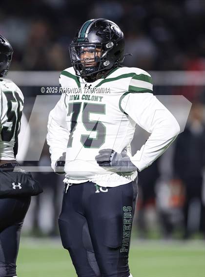 Thumbnail 1 in Iowa Colony vs. Randle (UIL 5A D2 Football Quarterfinal) photogallery.