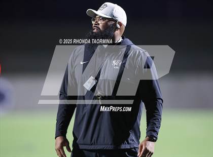 Thumbnail 3 in Iowa Colony vs. Randle (UIL 5A D2 Football Quarterfinal) photogallery.