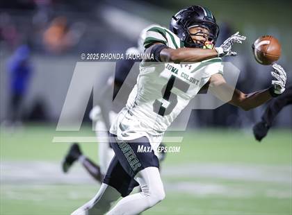 Thumbnail 1 in Iowa Colony vs. Randle (UIL 5A D2 Football Quarterfinal) photogallery.