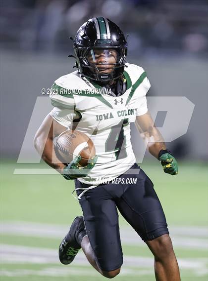 Thumbnail 3 in Iowa Colony vs. Randle (UIL 5A D2 Football Quarterfinal) photogallery.