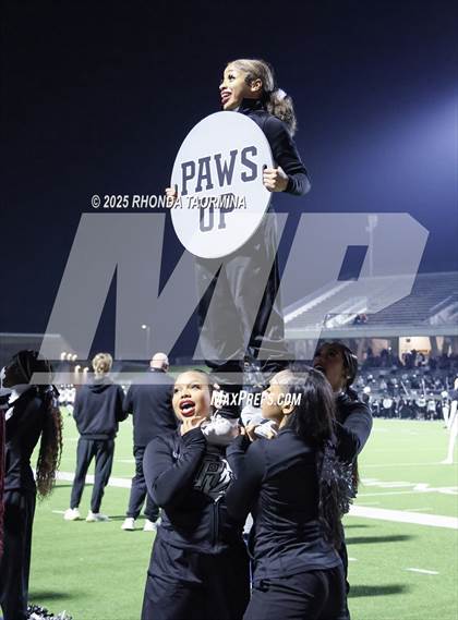 Thumbnail 3 in Iowa Colony vs. Randle (UIL 5A D2 Football Quarterfinal) photogallery.