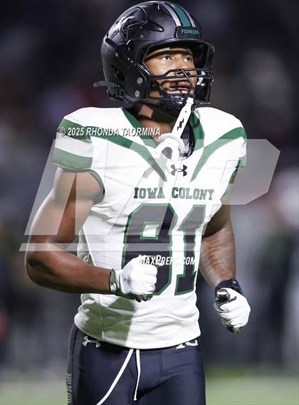 Thumbnail 2 in Iowa Colony vs. Randle (UIL 5A D2 Football Quarterfinal) photogallery.