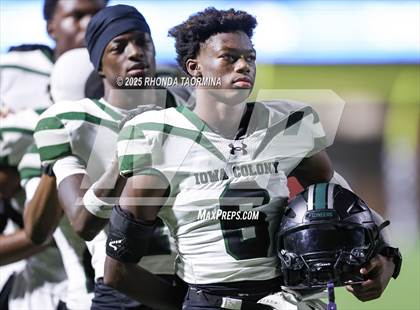 Thumbnail 3 in Iowa Colony vs. Randle (UIL 5A D2 Football Quarterfinal) photogallery.
