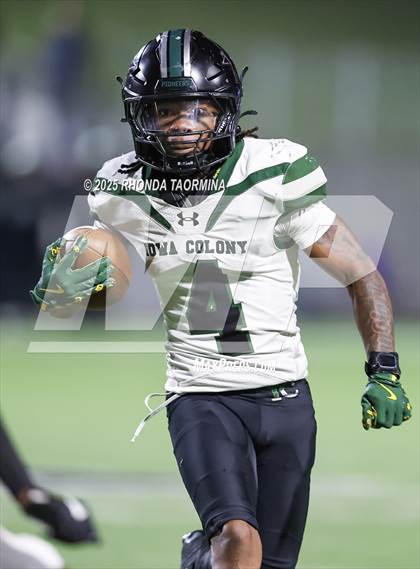 Thumbnail 3 in Iowa Colony vs. Randle (UIL 5A D2 Football Quarterfinal) photogallery.