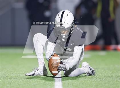 Thumbnail 2 in Iowa Colony vs. Randle (UIL 5A D2 Football Quarterfinal) photogallery.