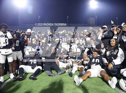 Thumbnail 3 in Iowa Colony vs. Randle (UIL 5A D2 Football Quarterfinal) photogallery.