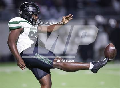 Thumbnail 1 in Iowa Colony vs. Randle (UIL 5A D2 Football Quarterfinal) photogallery.