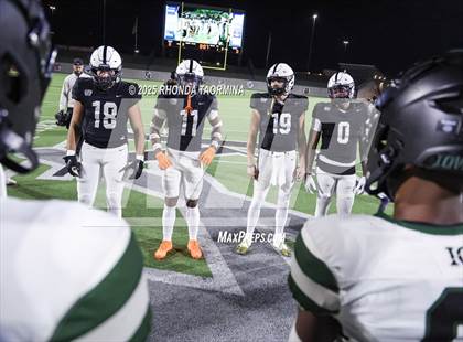 Thumbnail 3 in Iowa Colony vs. Randle (UIL 5A D2 Football Quarterfinal) photogallery.