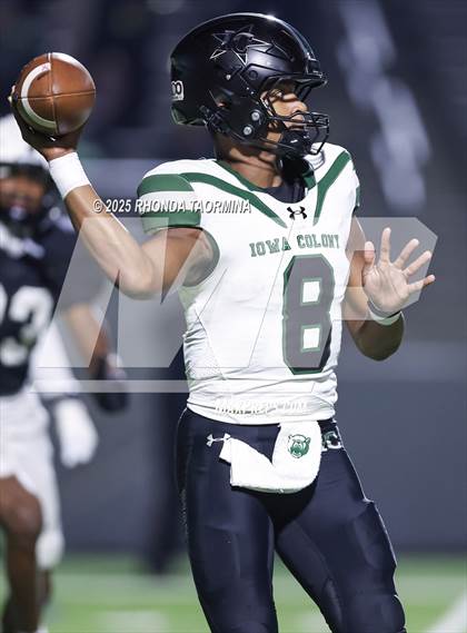 Thumbnail 2 in Iowa Colony vs. Randle (UIL 5A D2 Football Quarterfinal) photogallery.