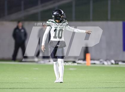 Thumbnail 3 in Iowa Colony vs. Randle (UIL 5A D2 Football Quarterfinal) photogallery.