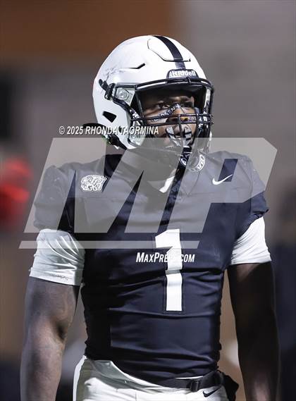 Thumbnail 2 in Iowa Colony vs. Randle (UIL 5A D2 Football Quarterfinal) photogallery.