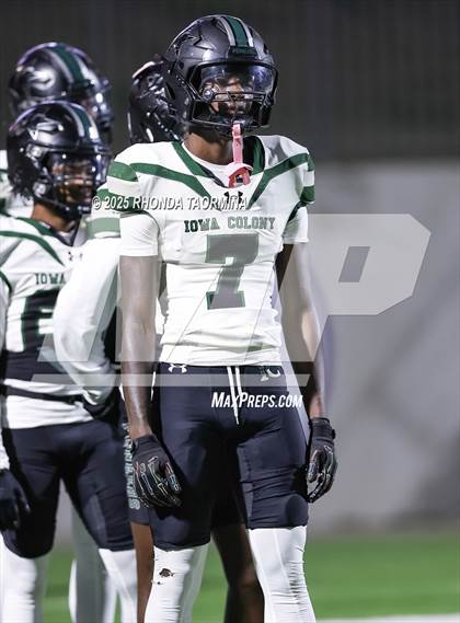 Thumbnail 1 in Iowa Colony vs. Randle (UIL 5A D2 Football Quarterfinal) photogallery.