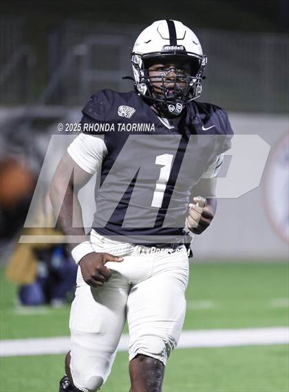 Thumbnail 1 in Iowa Colony vs. Randle (UIL 5A D2 Football Quarterfinal) photogallery.