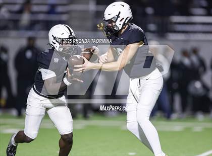 Thumbnail 3 in Iowa Colony vs. Randle (UIL 5A D2 Football Quarterfinal) photogallery.
