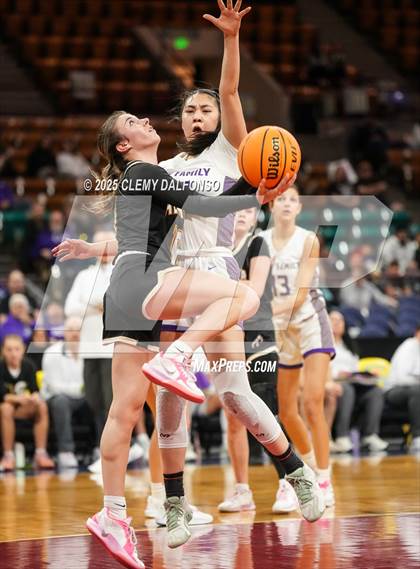 Thumbnail 1 in Alamosa vs Holy Family (CHSAA 4A Great 8) photogallery.