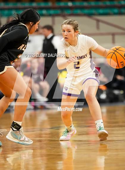 Thumbnail 2 in Alamosa vs Holy Family (CHSAA 4A Great 8) photogallery.