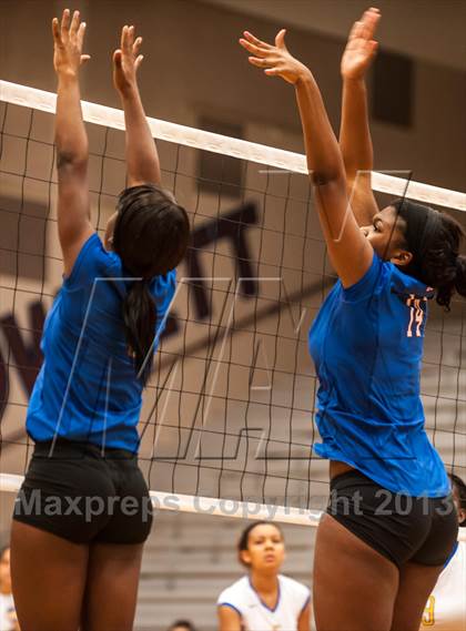 Thumbnail 2 in Lakeview Centennial vs South Garland (Garland ISD Tournament) photogallery.
