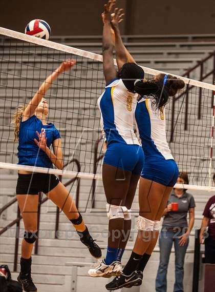 Thumbnail 2 in Lakeview Centennial vs South Garland (Garland ISD Tournament) photogallery.
