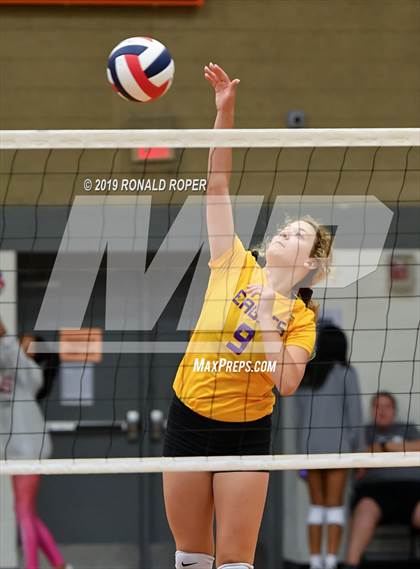 Thumbnail 3 in Carthage vs Richardson (Garland ISD Tournament) photogallery.