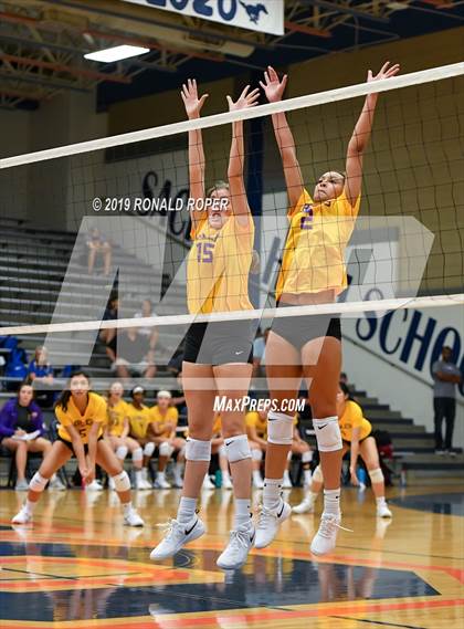 Thumbnail 3 in Carthage vs Richardson (Garland ISD Tournament) photogallery.