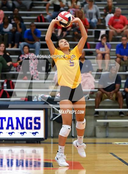 Thumbnail 3 in Carthage vs Richardson (Garland ISD Tournament) photogallery.
