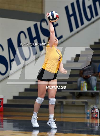 Thumbnail 3 in Carthage vs Richardson (Garland ISD Tournament) photogallery.