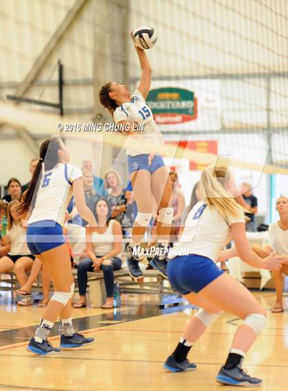 Thumbnail 2 in Santa Margarita vs. Mater Dei (Nike California Challenge Tournament) photogallery.