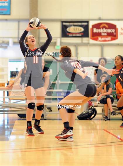 Thumbnail 3 in Santa Margarita vs. Mater Dei (Nike California Challenge Tournament) photogallery.