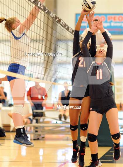 Thumbnail 1 in Santa Margarita vs. Mater Dei (Nike California Challenge Tournament) photogallery.