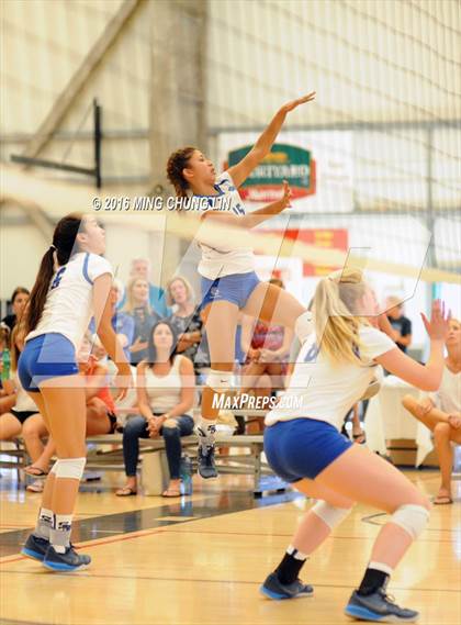 Thumbnail 3 in Santa Margarita vs. Mater Dei (Nike California Challenge Tournament) photogallery.