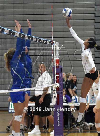 Thumbnail 1 in Archbishop Mitty vs. Xavier College Prep (Durango Fall Classic) photogallery.