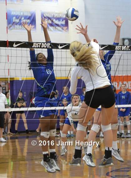 Thumbnail 3 in Archbishop Mitty vs. Xavier College Prep (Durango Fall Classic) photogallery.