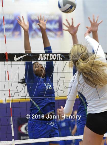 Thumbnail 1 in Archbishop Mitty vs. Xavier College Prep (Durango Fall Classic) photogallery.