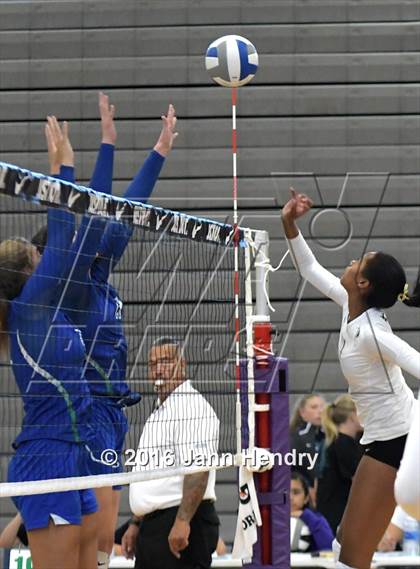 Thumbnail 2 in Archbishop Mitty vs. Xavier College Prep (Durango Fall Classic) photogallery.