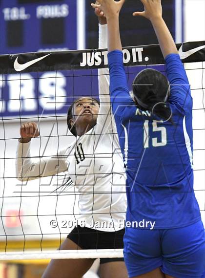 Thumbnail 1 in Archbishop Mitty vs. Xavier College Prep (Durango Fall Classic) photogallery.