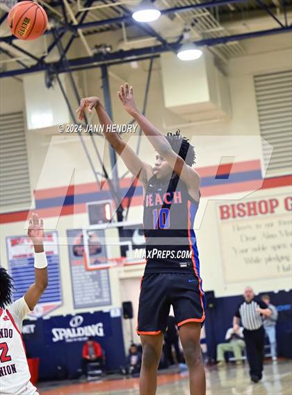 Thumbnail 3 in Redondo Union vs. Rainier Beach (Tarkanian Classic) photogallery.