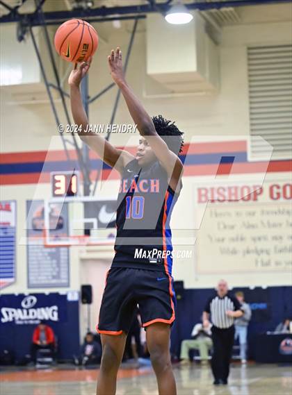 Thumbnail 2 in Redondo Union vs. Rainier Beach (Tarkanian Classic) photogallery.